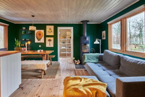 Cosy cabin w fireplace 3 mins from Söderåsen Park, Ljungbyhed